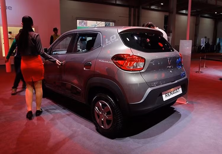 Đã được ra mắt từ mùa thu năm 2015 ở Ấn Độ, tuy nhiên sắp tới Kwid sẽ có thêm phiên bản 1.0l 4 xi-lanh khoảng 73 mã lực, thay vì chỉ 800 cc như khi mới ra mắt. Ngoài ra, phiên bản này còn có thêm cả hộp số tự động 5 cấp.