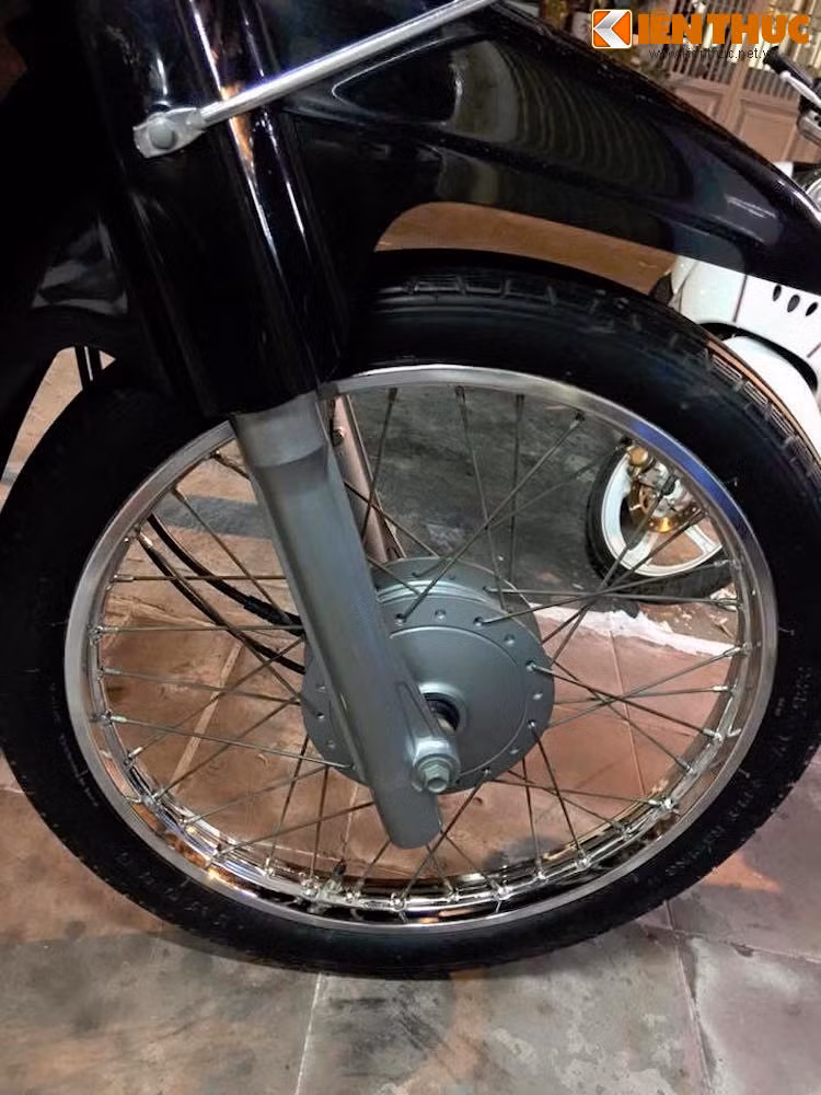 Đa số những chiếc xe này tới nay đều đã rất cũ, nhưng một người sưu tập xe ở quận 5 Sài Gòn vẫn đã "săn" được một chiếc Dream lùn đời 1996 gần như mới hoàn toàn.