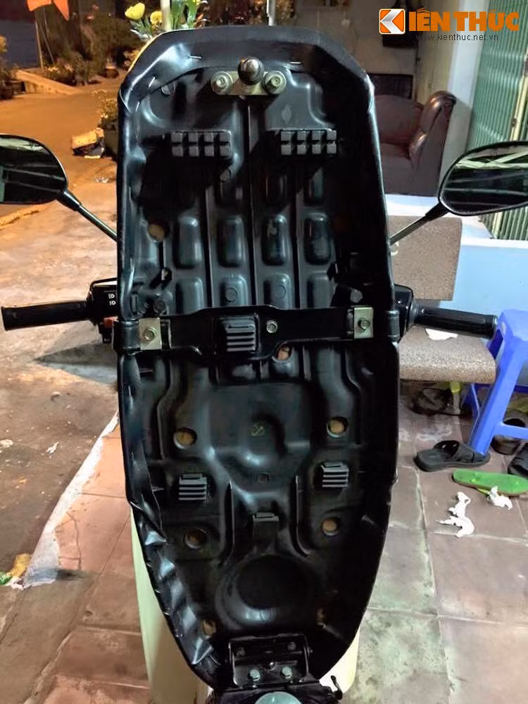 Yên xe với khung xương bằng nhựa thay vì sắt như Dream Thái cao đã khắc phục được nhược điểm rỉ sét. Bộ đệm mút của xe vẫn rất dày đặn và chỉ bị ngả màu theo thời gian. Các đệm lót cao su dưới yên cũng chưa hề bị lão hóa.