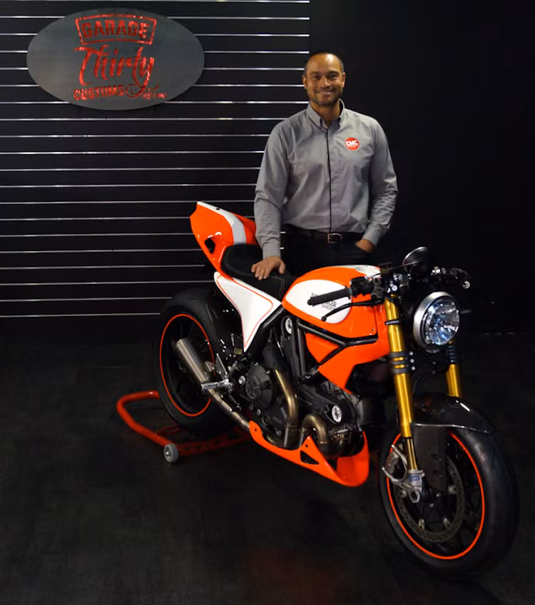 Bình xăng và khung chính của chiếc xe đã được giữ lại. Dù không có bộ quây gió full fairing như 1199 Panigale thực sự, nhưng Scramblegale cũng đã có thêm một số chi tiết ốp nhựa thể thao hơn nằm bên dưới bình xăng.