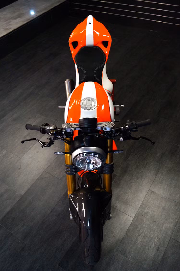 Cũng giống như 1199 Panigale, Ducati Scramblergale đã được Canberra Motorcycle Center sơn với tông màu đỏ-trắng đặc trưng.