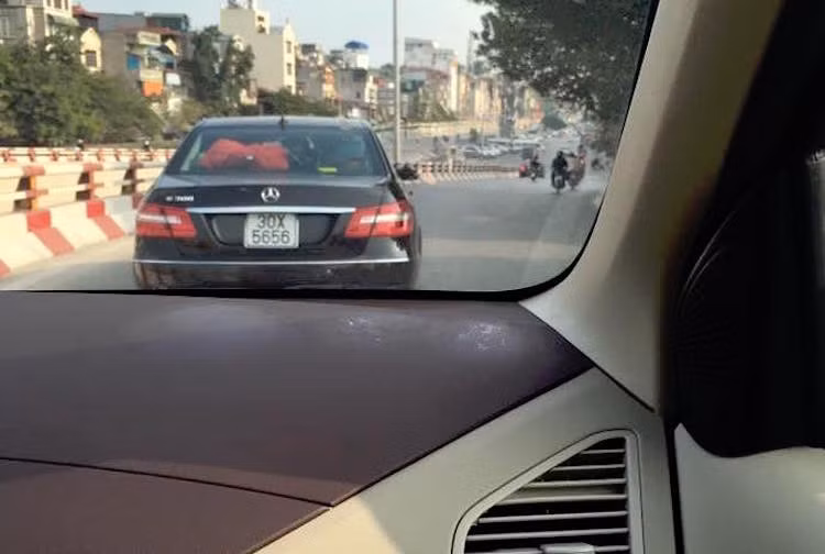 Chính vì vậy, trong những ngày Tết, những người đi ôtô nên đề cao cảnh giác và đỗ xe ở những nơi đông người qua lại hoặc dễ quan sát để đề phòng kẻ gian lấy trộm phụ tùng.