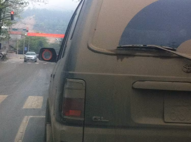 "Cao cấp" hơn, một chiếc Toyota Zace phải "soi đường" bằng gương trang điểm của các chị em.