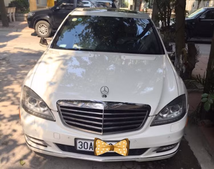 Trong đó, những chiếc gương chiếu hậu xe hơi được các tên trộm "ưa chuộng" nhất do dễ "vặt". Chỉ cần một cú đá mạnh, một tên trộm có thể dễ dàng bẻ được gương của xe ôtô.