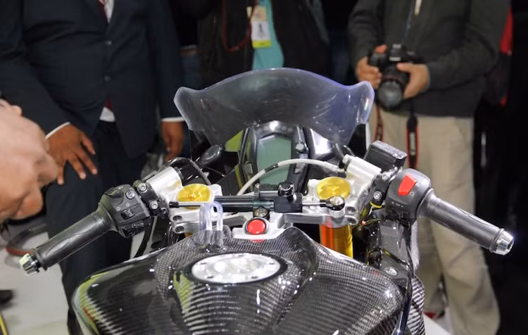 Thay vì tay lái cao dạng naked bike của G310R, Akula sở hữu ghi-đông dạng clip-on đúng phong cách sportbike kèm theo trợ lực ở cổ xe. Bảng đồng hồ của chiếc xe không có thay đổi so với G310R.