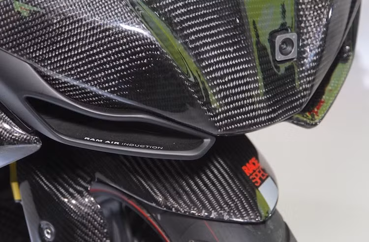 Là một chiếc concept xe đua, Akula được trang bị bộ vỏ hoàn toàn làm từ sợi carbon cùng với phần quây gió phía trước không có đèn pha. Ở phía trước xe còn được trang bị thêm một camera hành trình.