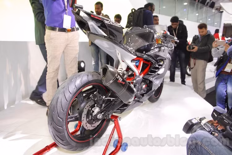 TVS Akula sử dụng động cơ 1 xi-lanh DOHC làm mát bằng chất lỏng tương tự như BMW G310R nhưng đã được chỉnh sửa lại cho đường đua. Tuy nhiên, hãng không công bố các thông số kỹ thuật của động cơ này.