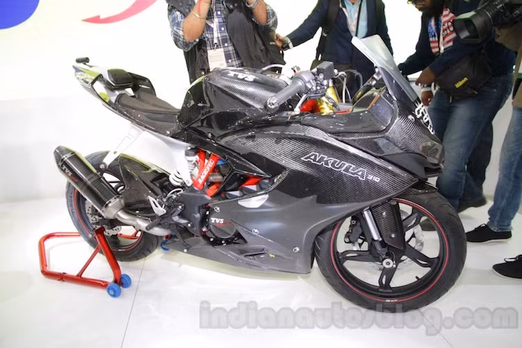 Với thiết kế khí động học, TVS khẳng định rằng Akula có khả năng vận hành rất tốt trên đường đua.