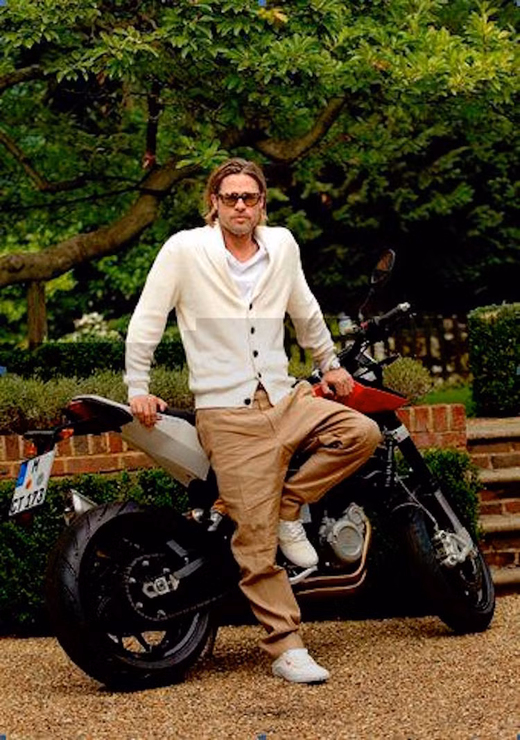 Một dòng xe môtô "hàng độc" từ châu Âu là Husqvarna Nuda 900R cũng được anh sở hữu.