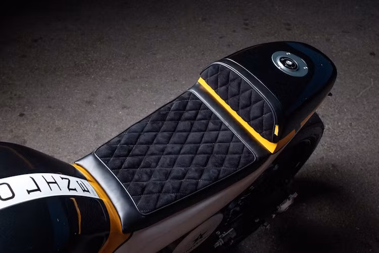 Ở bên trên bộ yên bằng da lộn chần chỉ con thoi đẹp mắt, phía sau đuôi xe là nắp xăng nhôm CNC của Rizoma, nạp nhiên liệu vào bình xăng nằm dưới yên.