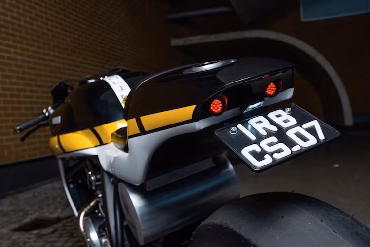 Các đèn hậu được tích hợp một cách gọn gàng vào đuôi xe, và it roCkS!bikes thậm chí còn giữ lại cho CS-07 cả đèn soi biển số.