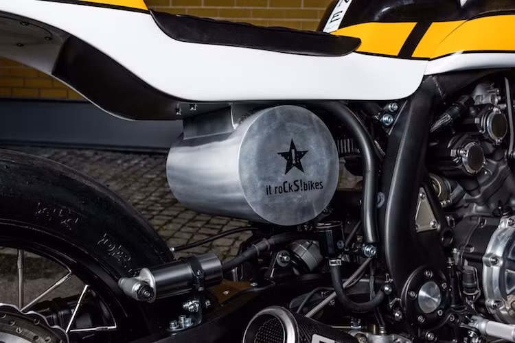 Bình xăng thực sự của xe nằm dưới chỗ ngồi của người lái để hạ thấp trọng tâm và tăng độ ổn định ở tốc độ cao.