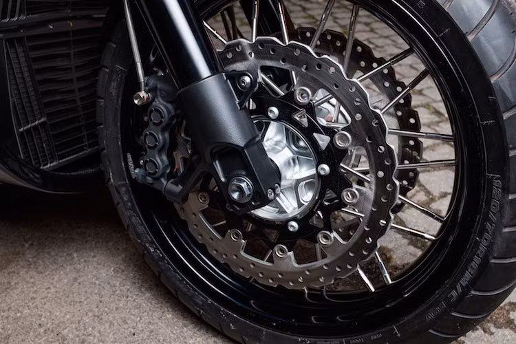 Cặp vành nguyên bản của Vmax đã bị thay thế bằng bánh nan với kích thước 18 inch. Phanh trước vẫn giữ nguyên bản của Vmax với đĩa kép và heo 6 pis.