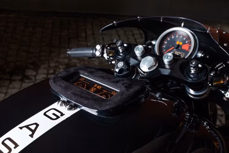 Các đồng hồ chỉ báo nguyên bản trên Vmax xuất hiện đầy đủ trên CS-07. Một số món "đồ chơi" trên ghi-đông xe gồm bình dầu Rizoma và cùm phanh/côn Brembo.