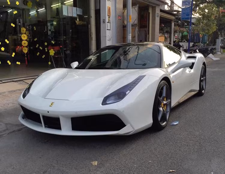 Trên thực tế, trước đây chiếc 488 GTB này đã từng được tin rằng sẽ là chiếc đầu tiên về tới Việt Nam khi chủ của showroom nhập khẩu xe đã hé lộ trước từ tháng 12/2015.