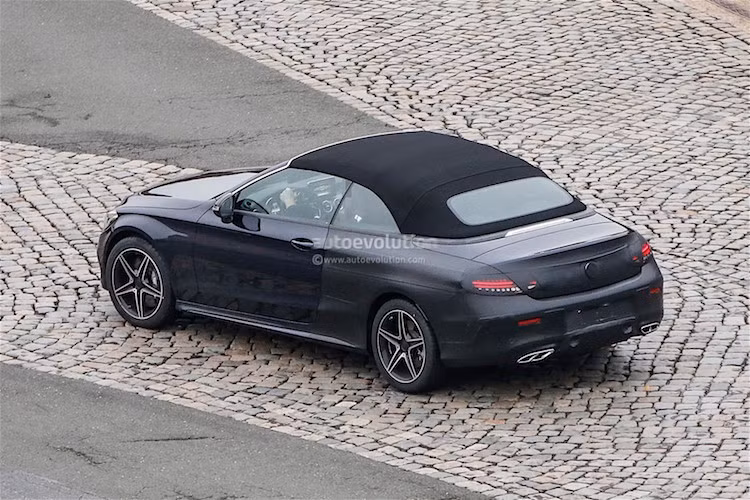 Khi đóng mui, vòm mái của C-Class Cabriolet vẫn có sự khác biệt khá lớn so với bản coupe trước đây. Nội thất của chiếc xe cũng sẽ được "bê nguyên" từ C-Class Coupe sang, với vô-lăng 3 chấu thể thao, hệ thống thông tin giải trí COMAND và các vật liệu cao cấp hơn C-Class sedan.