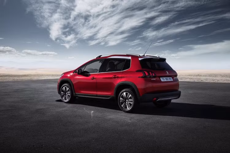 Các chi tiết khác như đèn hậu, cánh đuôi phía sau và cửa sau cũng có những sự thay đổi nhẹ với phiên bản nâng cấp 2017. Trên nóc xe của 2008 mới cũng được lắp sẵn ray để hàng bằng nhôm.