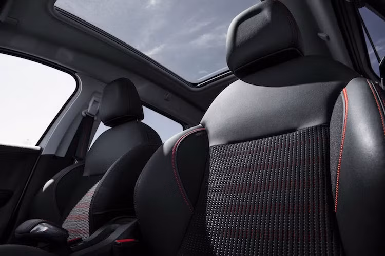 Với núm chuyển Grip Control trên bệ điều khiển trung tâm, người lái có thể chuyển giữa các chế độ lái khác nhau như bình thường, tuyết, mọi địa hình, cát và ESP Off. Ngoài ra xe còn được trang bị sẵn hệ thống phanh chủ động Active City Brake với khả năng tự phanh khi tắc đường hay nhận ra sắp va chạm.