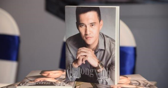 Tự truyện Phút 89 của Công Vinh tiếp tục gây tranh cãi.