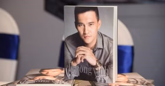 Tự truyện Phút 89 của Công Vinh tiếp tục gây tranh cãi.