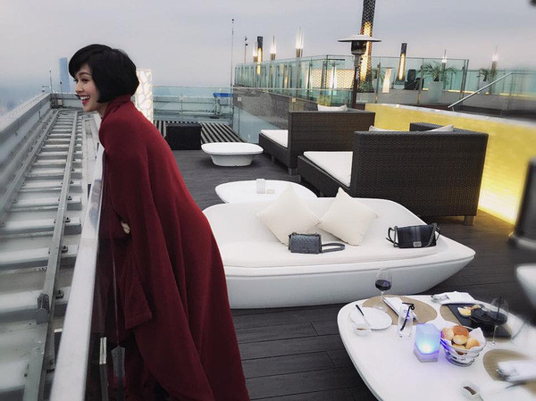 Sau khi kết hôn, Ngọc Thành tỏ ra là người khá chịu chơi khi thường xuyên dành cho vợ hàng loạt quà đặt tiền và những chuyến du lịch sang chảnh. Theo lời một số người bạn, chồng của Tâm Tít là người hiền lành, một đại gia chịu chơi và cũng chịu chi. Ảnh: 24h.com.vn.