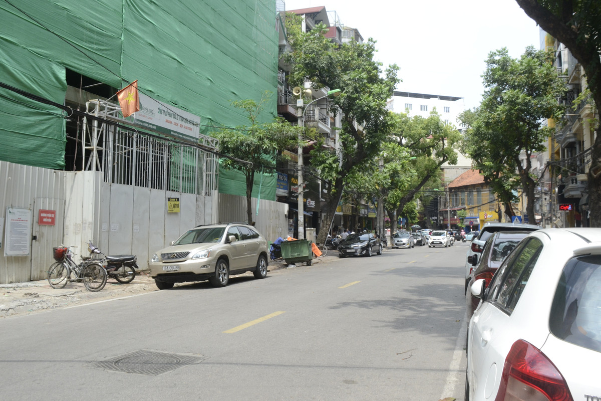 Ghi nhận của Kiến Thức cho thấy, tại lô đất vàng từ số nhà 34-52 đường Lê Văn Hưu, trong đó có quán bún chả Hương Liên, hiện là dự án tòa nhà văn phòng. Tại khu vực dự án chỉ có tấm biển đề tên “Công ty cổ phần đầu tư xây dựng Nguyễn Đăng”.