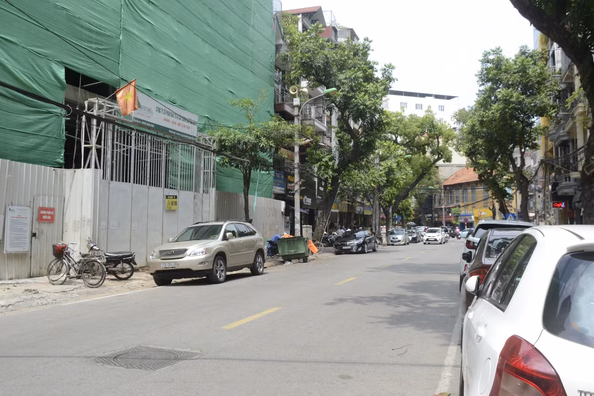 Ghi nhận của Kiến Thức cho thấy, tại lô đất vàng từ số nhà 34-52 đường Lê Văn Hưu, trong đó có quán bún chả Hương Liên, hiện là dự án tòa nhà văn phòng. Tại khu vực dự án chỉ có tấm biển đề tên “Công ty cổ phần đầu tư xây dựng Nguyễn Đăng”.