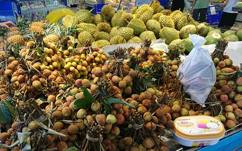 Giá bán vải thiều tại siêu thị Co.opmart 35.000 đồng/kg. (Ảnh: Kinh tế & Đô thị)