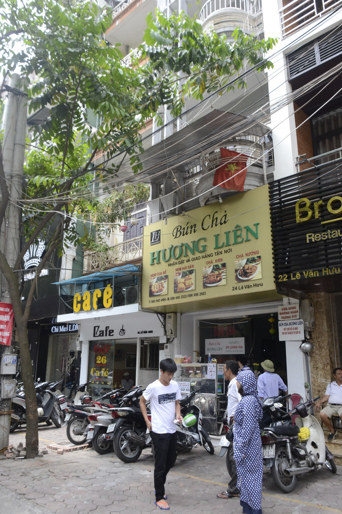 Cách đây khoảng 4 năm, sau khi mua lại được những khu đất của người dân thì chủ đầu tư tiến hành phá bỏ nhà cũ để tiến hành xây dự án. Nhưng không hiểu vì sao cho đến nay, dự án lại tạm dừng thi công.