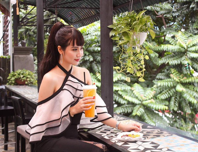 Đặc biệt, sau khi kết hôn, từ một cô nàng dễ thương, Huyền Lizzie cũng thay đổi hình tượng sang cá tính và quý phái. Từ đây, cô nàng liên tục xuất hiện bên những món đồ hiệu và cuộc sống viên mãn khiến nhiều người ngưỡng mộ. Ảnh: Helino.