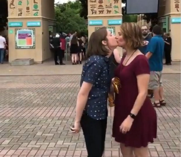 Trao nhau nụ hôn ngọt ngào