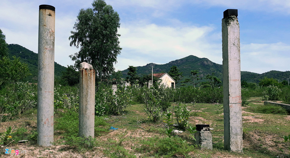 Các hạng mục ở bãi biển chỉ là những cọc bê tông đã gỉ sét. Ảnh: Zing.