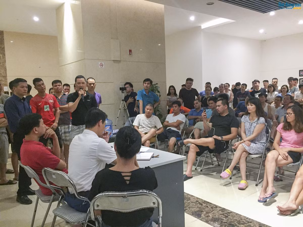 Dân cư The Pride chất vấn đại diện chủ đầu tư Công ty Cổ phần Đầu tư Hải Phát về chất lượng dịch vụ, cũng như an ninh của các tòa nhà. Ảnh: Reatimes.