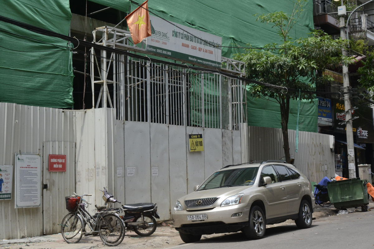 Theo đó, nguồn tin của Nhà đầu tư cho biết, Công ty Taco của doanh nhân Tô Văn Hùng chính là doanh nghiệp thâu tóm loạt “đất vàng” 34-52 Lê Văn Hưu (quận Hai Bà Trưng, Hà Nội). Công ty Taco thành lập từ năm 2009, với vốn điều lệ 6 tỷ đồng gồm 3 cổ đông sáng lập. Trong nhóm cổ đông này có ông Tô Văn Hùng sở hữu 59% vốn điều lệ.