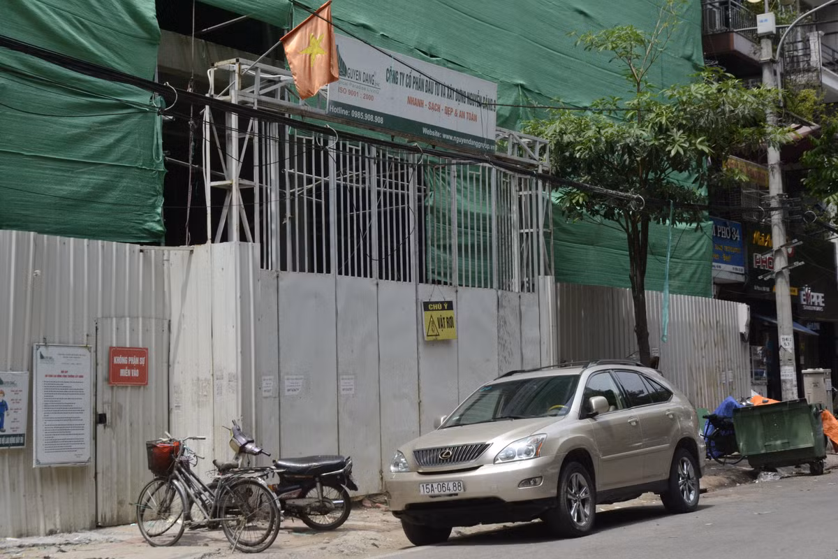 Theo đó, nguồn tin của Nhà đầu tư cho biết, Công ty Taco của doanh nhân Tô Văn Hùng chính là doanh nghiệp thâu tóm loạt “đất vàng” 34-52 Lê Văn Hưu (quận Hai Bà Trưng, Hà Nội). Công ty Taco thành lập từ năm 2009, với vốn điều lệ 6 tỷ đồng gồm 3 cổ đông sáng lập. Trong nhóm cổ đông này có ông Tô Văn Hùng sở hữu 59% vốn điều lệ.