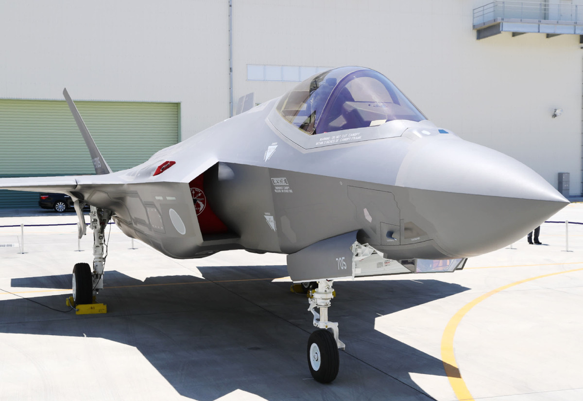 Người Nhật đã đặt hàng hơn 100 máy bay chiến đấu tàng hình F-35A và F-35B của Mỹ. Ngoài ra Tokyo cũng đang phát triển phiên bản tiêm kích thế hệ thứ năm của riêng mình và điều này nhiều nước xung quanh tỏ ra lo ngại.