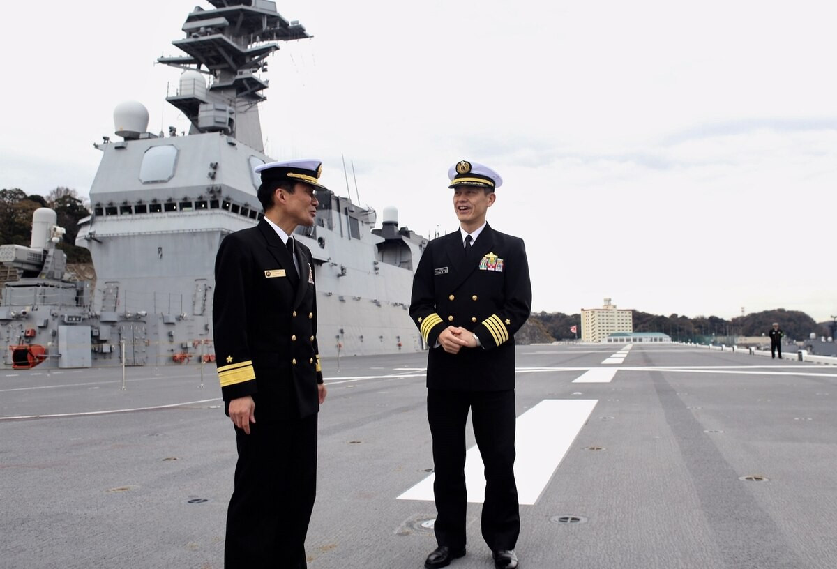 Nhật Bản đang đẩy mạnh sự gia tăng chi tiêu quốc phòng do tranh chấp quần đảo Senkaku (Điếu Ngư) mà Trung Quốc cũng tuyên bố chủ quyền, hay Quần đảo Kuril do Nga quản lý.