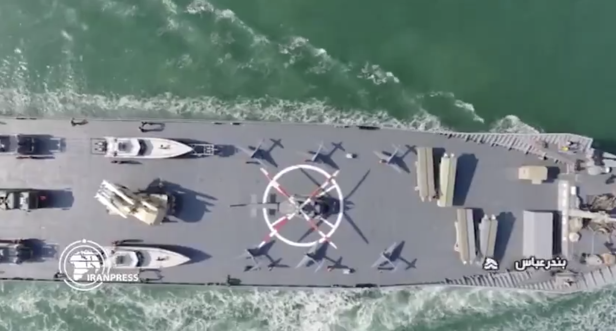 Những vũ khí được nhìn thấy trên boong tàu bao gồm 4 container đôi chứa 8 tên lửa hành trình chống hạm, 6 máy bay không người lái Ababil-2, một trực thăng Bell 412, một xe mang tên lửa đất đối không tự hành Khordad 3 và 4 xuồng cao tốc. Ảnh: Vũ khí trên tàu nhìn từ trên cao - Nguồn: The Drive.