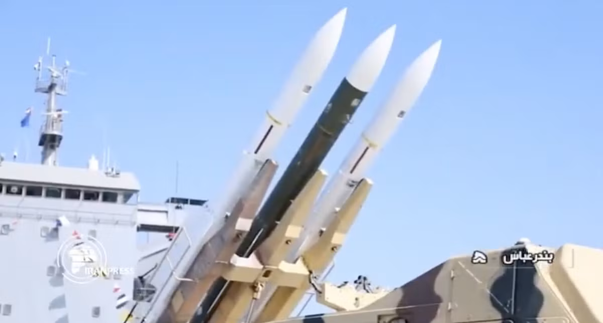 Truyền thông Iran cũng đưa tin tàu được trang bị loại radar mảng pha 3 chiều cũng như tích hợp nhiều hệ thống tác chiến điện tử hiện đại. Ảnh: hệ thống tên lửa phòng không của tàu - Nguồn: The Drive.