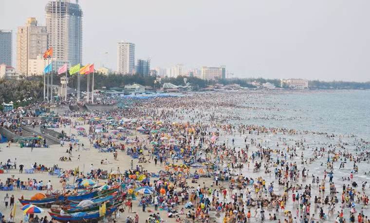 Ước tính có hàng triệu người dân đổ về các tỉnh, thành phía Nam để du xuân trong ngày mồng 2 Tết.