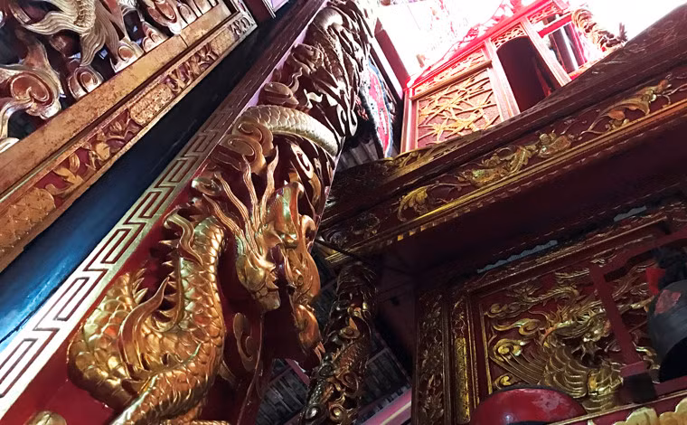 Bên trong ngôi đình, chính giữa có tiền điện, chánh điện, nhà túc, nhà bếp, đối xứng qua trục chính bên phải là nhà truyền thống, bên trái là nhà rửa rau quả.