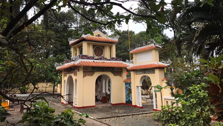 Đình Phong Phú có hai lớp cổng. Lớp cổng thứ nhất có hai cửa hai bên, ở giữa tạc bia ông hổ. Lớp cổng thứ hai làm theo kiểm tam quan. Ở giữa tam quan là tượng bạch mã; sau tam quan là bàn thờ thần nông, tiếp theo là hòn non bộ. Hai bên hòn non bộ có miếu thờ ngũ hành nương nương và miếu thờ bạch mã.