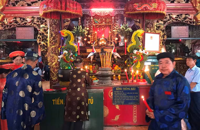 Năm 1960, toàn bộ hội đình bị bắt vì bị tình nghi có tiếp tế và quan hệ với cách mạng. Ở trong tù, mặc dù bị tra khảo, các cụ cương quyết không khai. Khi ra tù, các cụ lại tiếp tục con đường ủng hộ cách mạng. Trong đình hiện vẫn còn hầm bí mật đã từng dùng để che giấu cán bộ cách mạng.