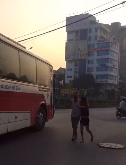 Nghi ngao da, co gai tre doi lao dau vao o to-Hinh-2
