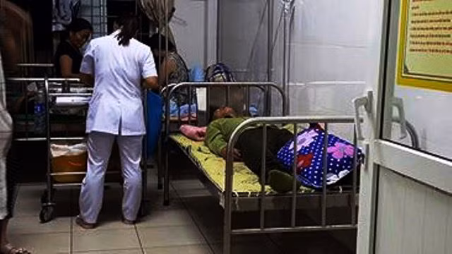 Trưởng công an xã Cẩm Trung đang được điều trị tại bệnh viện.