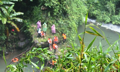 Lực lượng chức năng tìm kiếm thanh niên mất tích. Ảnh: CTV