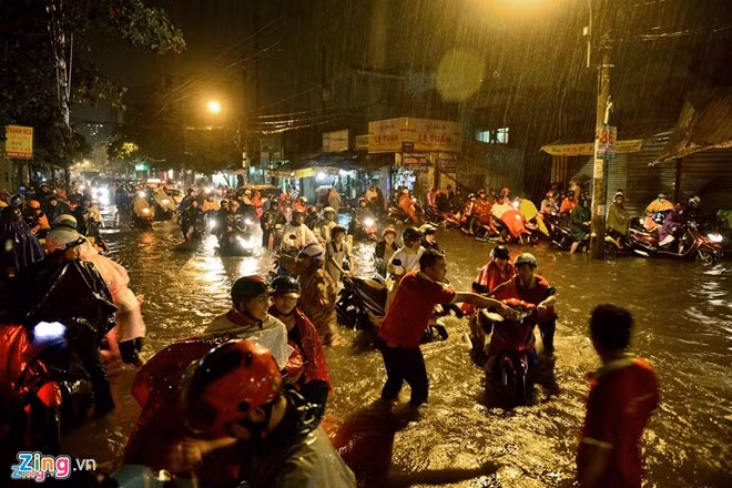 Chang trai tot bung giua con mua ngap Sai Gon gay sot