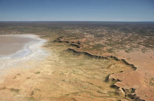 Khi khô cạn, bờ biển phủ một lớp đất sét và muối rất dày. Lớp muối ở chỗ dày nhất lên đến 50cm.