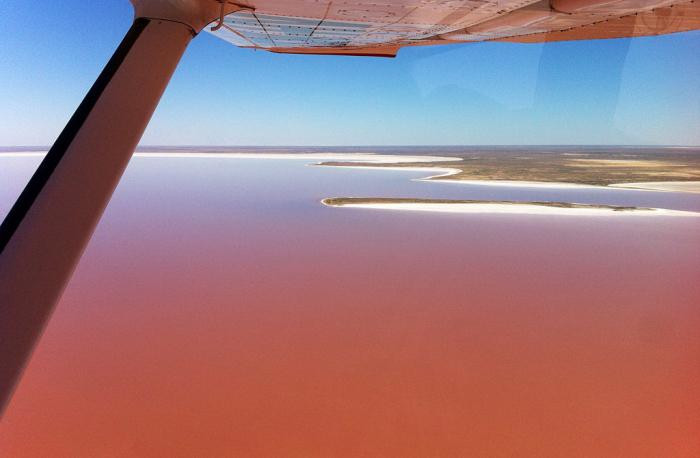 Cũng tại khu vực hồ, một nhóm các nhà khoa học đã đào được thiên thạch 4,5 tỉ năm tuổi chỉ vài giờ trước khi một cơn mưa lớn xóa sạch mọi dấu vết của thiên thạch và lấp đầy hồ.
