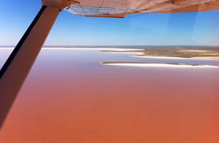 Cũng tại khu vực hồ, một nhóm các nhà khoa học đã đào được thiên thạch 4,5 tỉ năm tuổi chỉ vài giờ trước khi một cơn mưa lớn xóa sạch mọi dấu vết của thiên thạch và lấp đầy hồ.